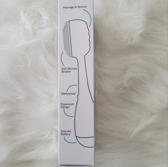 pmd clean Smart Facial Cleansing Device Berry Silicone Face Brush BNWT Sealed - Picture 3 of 7
